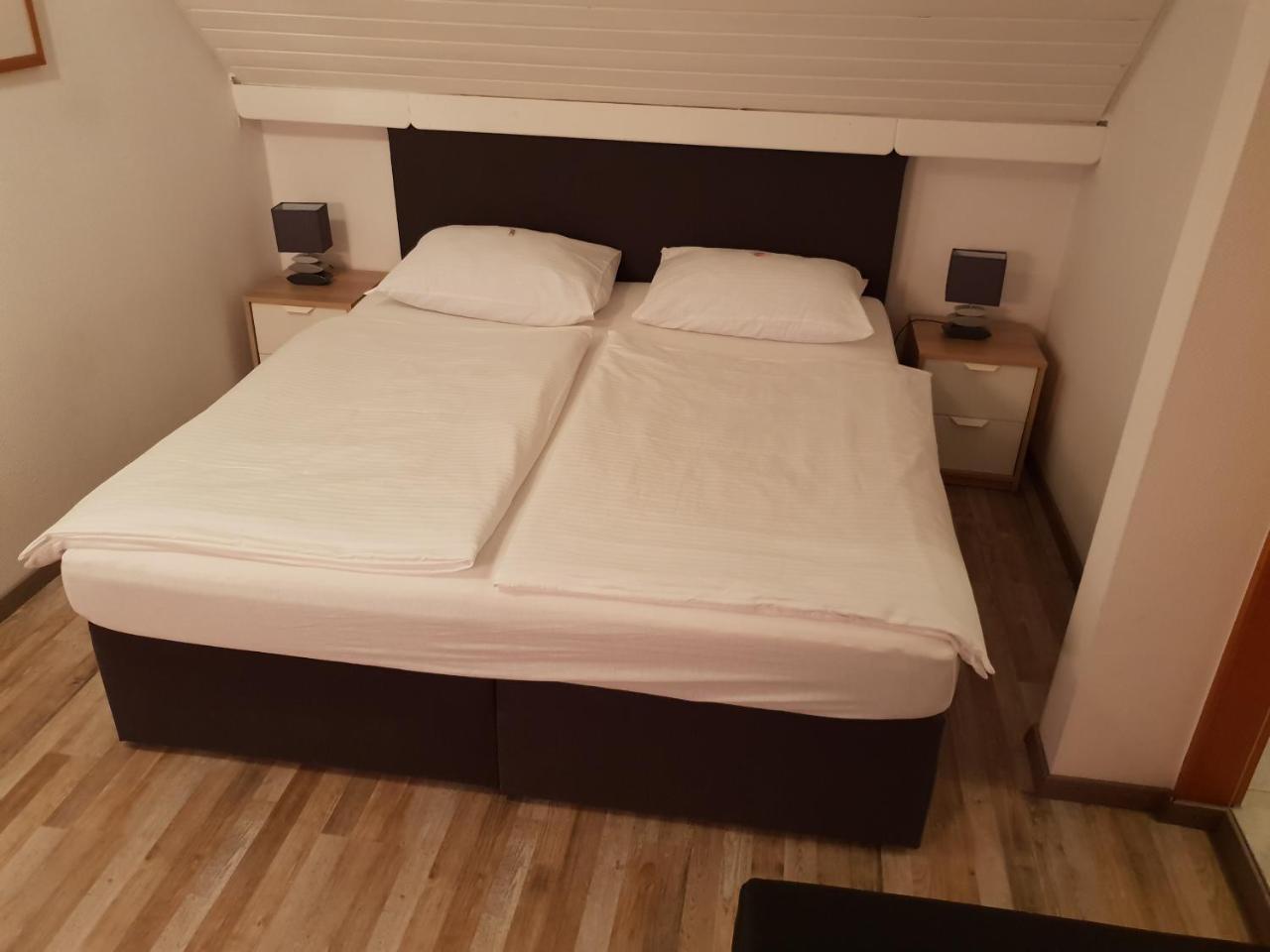 老德国酒吧酒店 施韦尔姆 外观 照片
